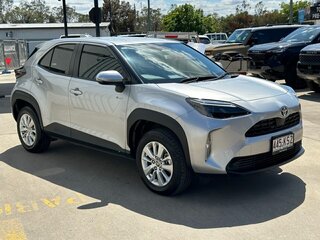 2024  Toyota Yaris Cross GX Hybrid Wagon (Stunning Silver) Used Car Thumbnail