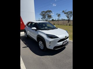 2025  Toyota Yaris Cross GX Hybrid (AWD) Wagon (Frosted White) Used Car Thumbnail